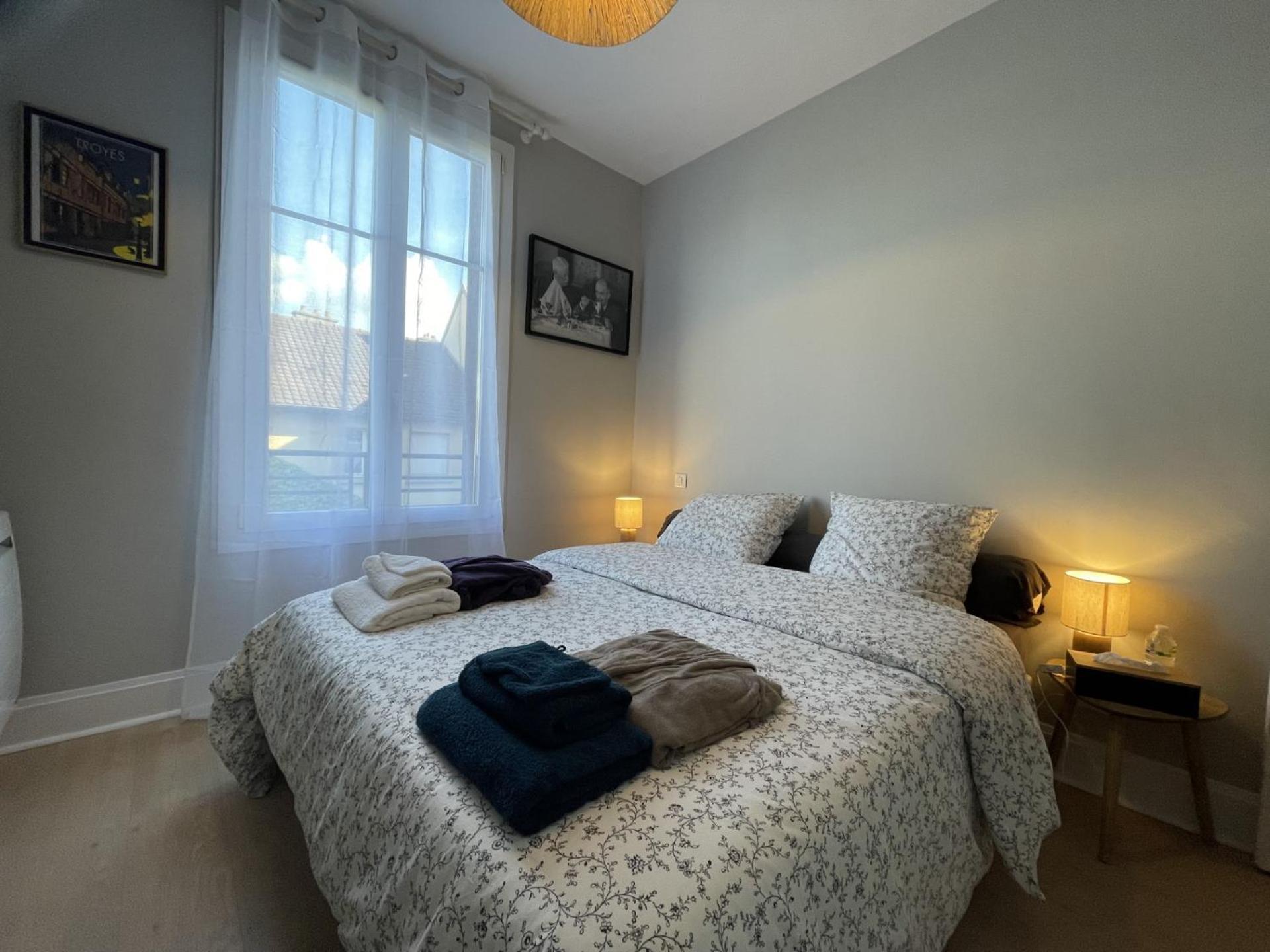 Le Treize Au Coeur Du Bouchon Lägenhet Troyes Exteriör bild