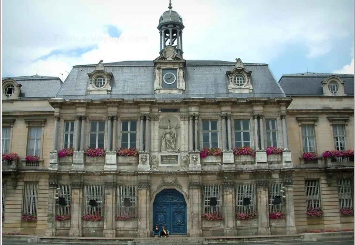 Le Treize Au Coeur Du Bouchon Lägenhet Troyes Exteriör bild
