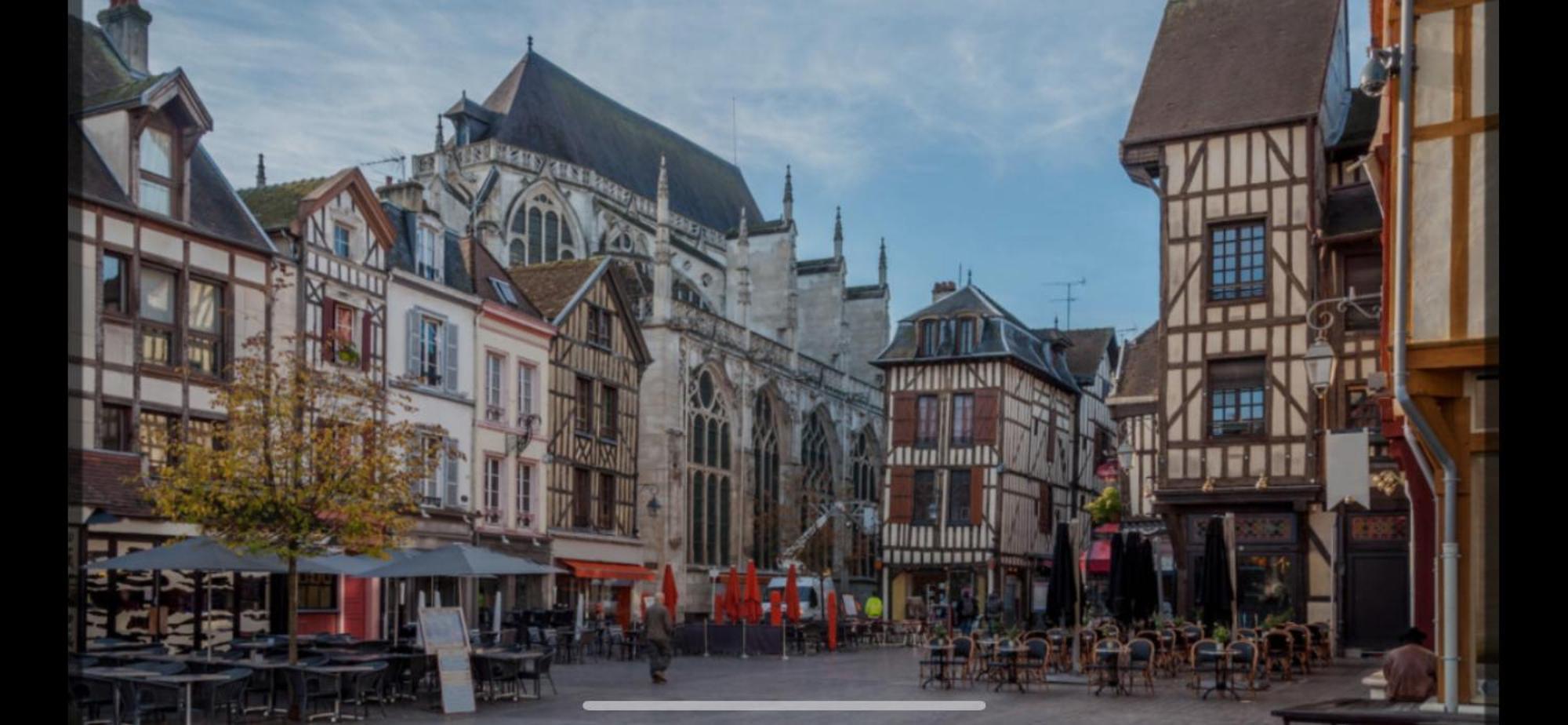 Le Treize Au Coeur Du Bouchon Lägenhet Troyes Exteriör bild
